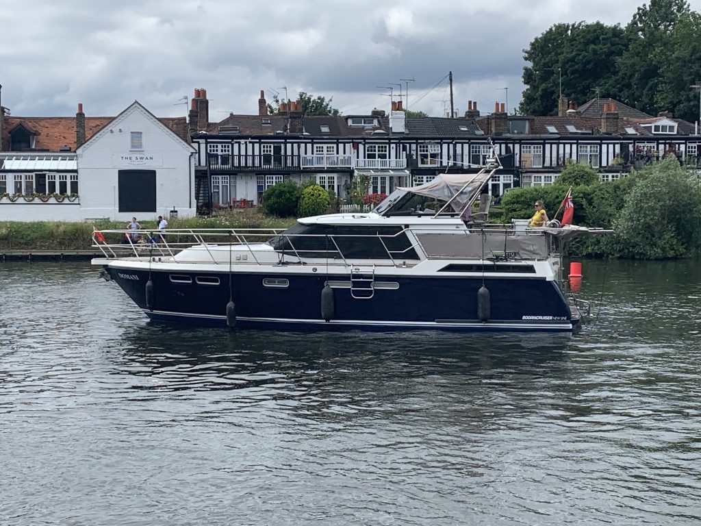 Domani rent boat windsor near Staines